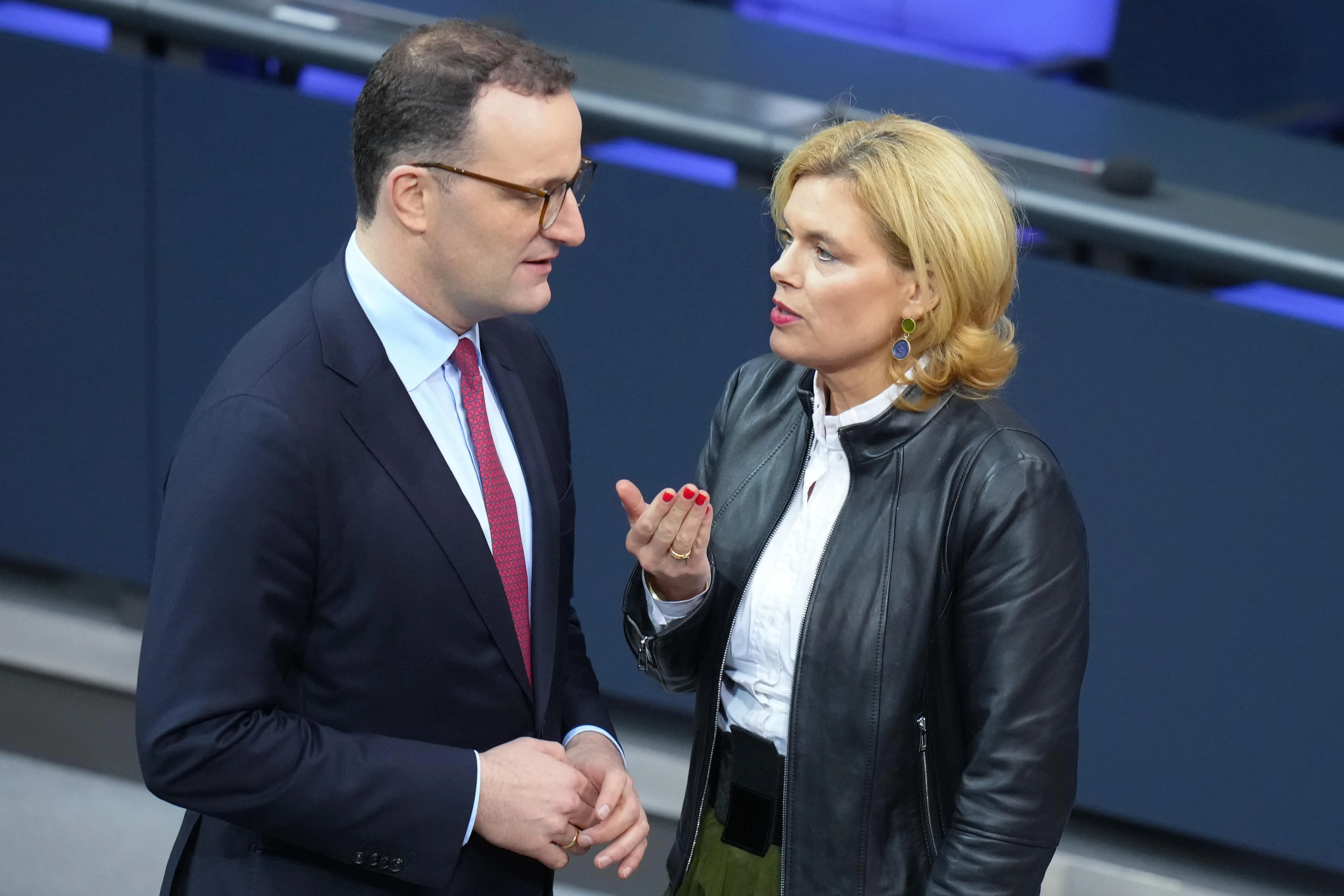 Jens Spahn und Julia Kloökner Jens Spahn diskutiert gemeinsam mit Julia Kloeckner im Plenum