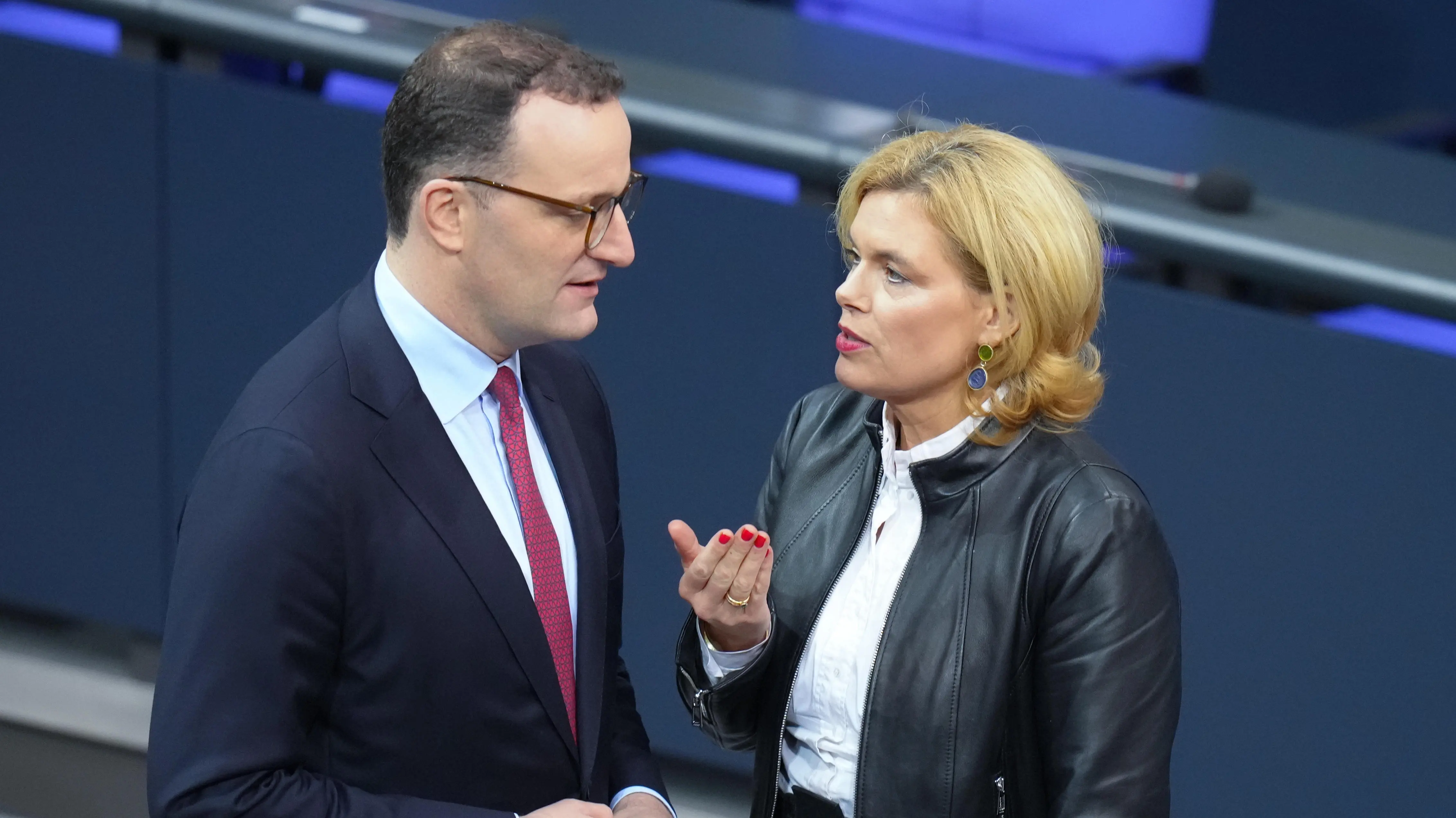 Jens Spahn und Julia Klöckner Jens Spahn und Julia Klöckner im Plenum