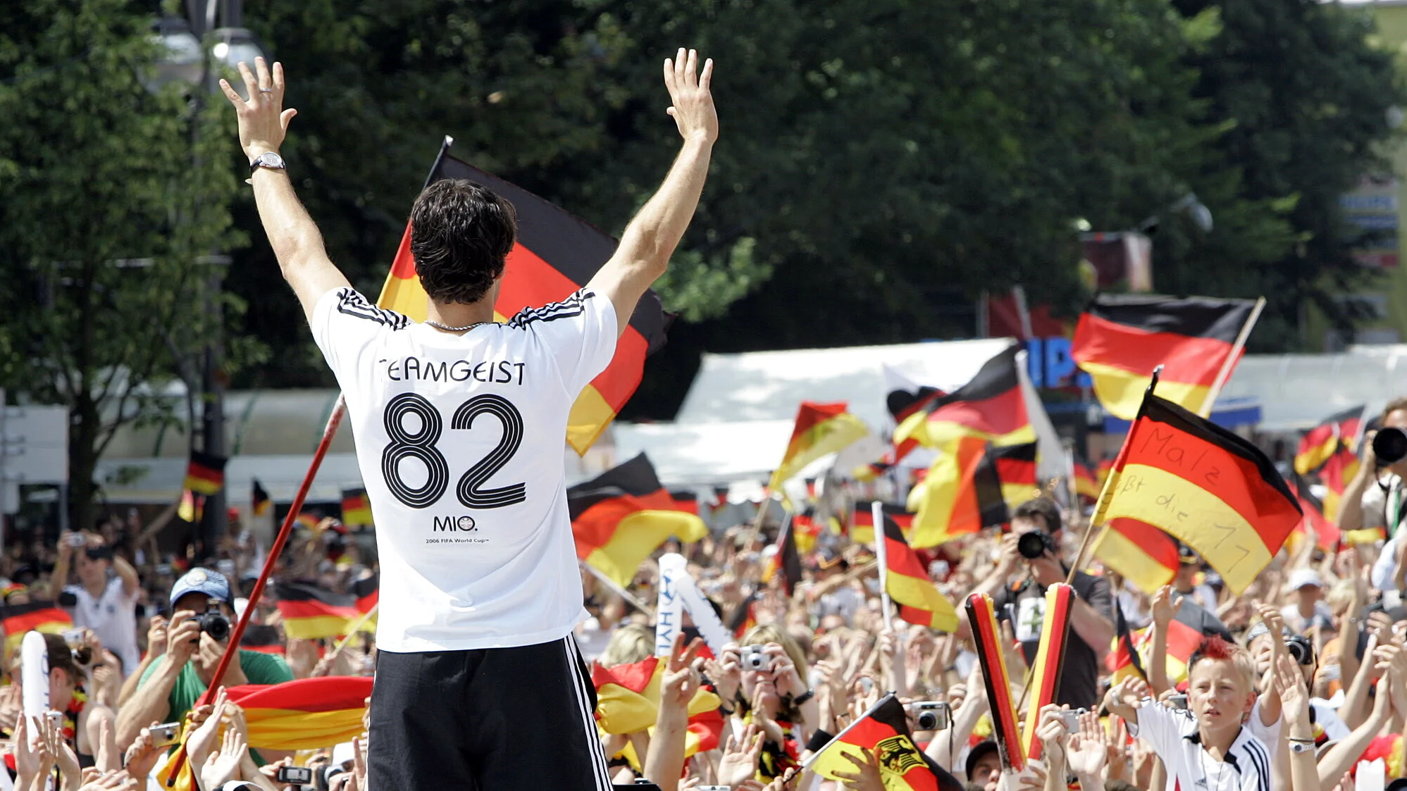 Michael Ballack winkt den Fans auf der Fanmeile zu