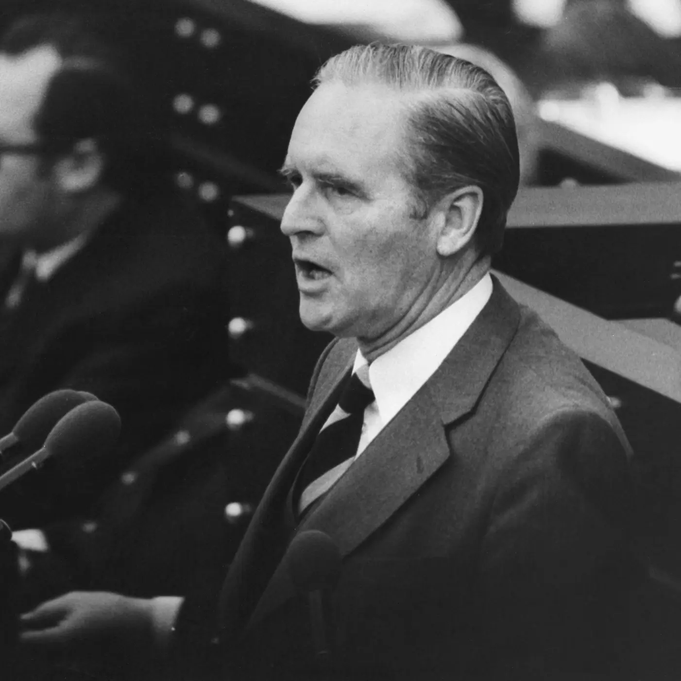 Schwarz-Weiß-Foto von Karl Carstens am Rednerpult