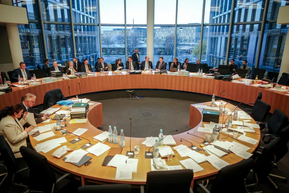 Blick in den Sitzungssaal des Haushaltsausschusses. Blick in den Sitzungssaal des Haushaltsausschusses.