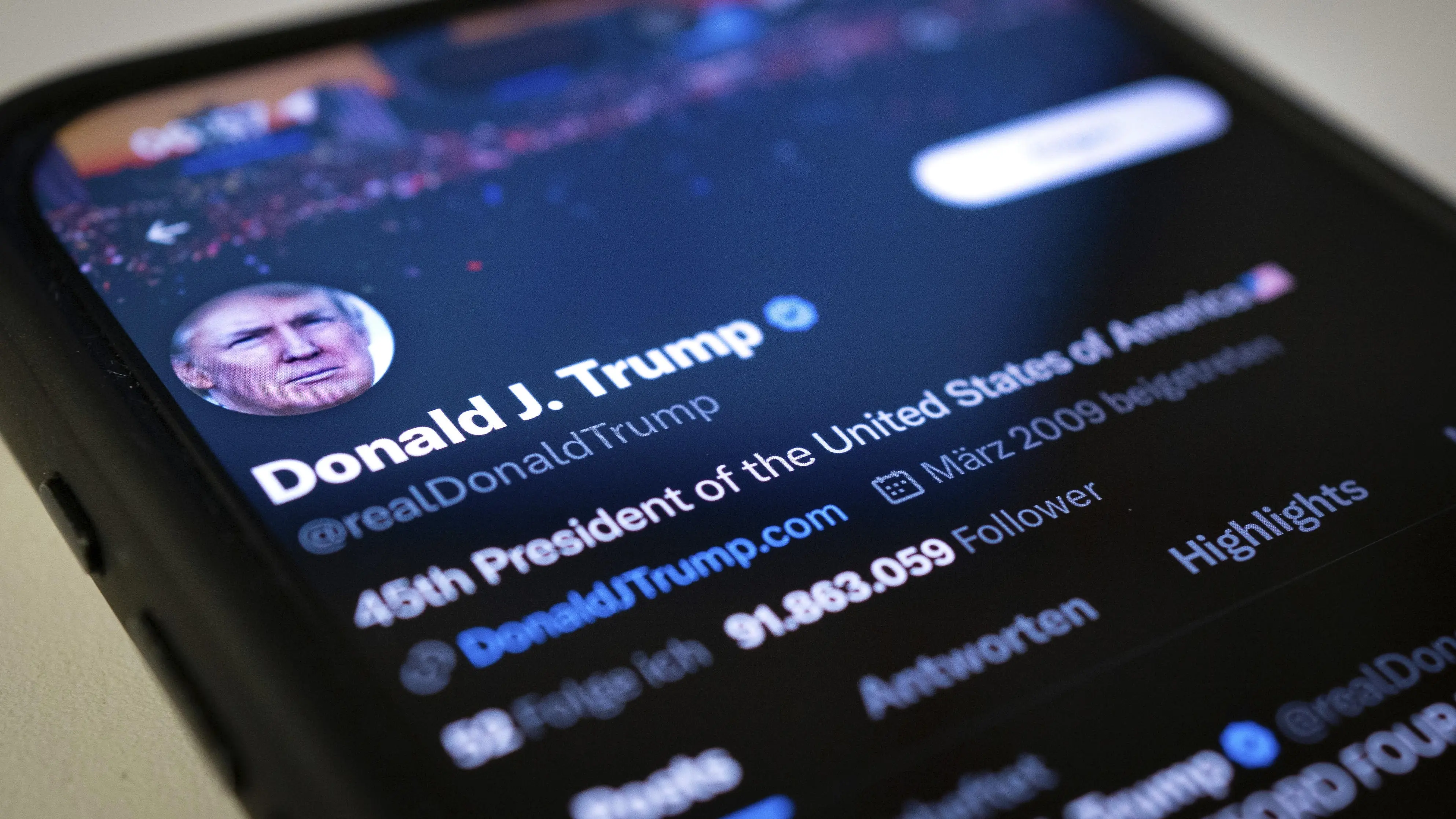 "Fake News" Twitter Profil von Donald Trump auf Smartphone Bildschirm