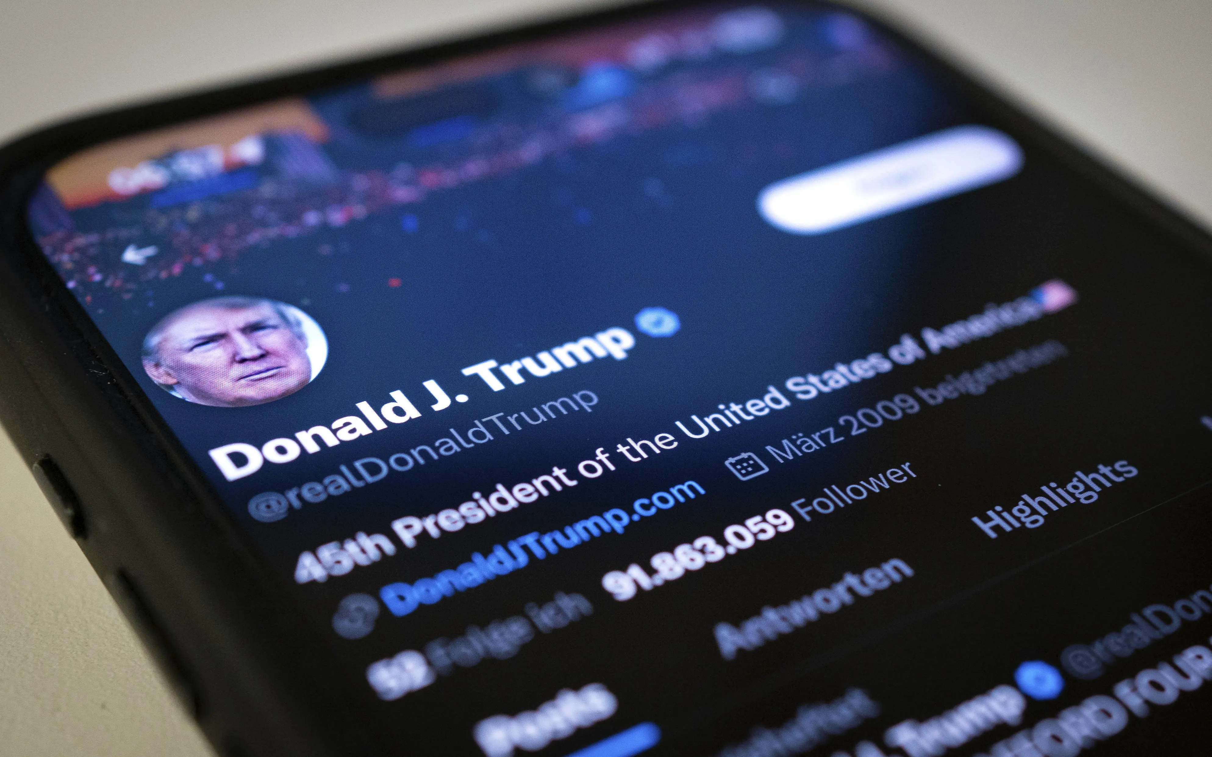 "Fake News" Twitter Profil von Donald Trump auf Smartphone Bildschirm