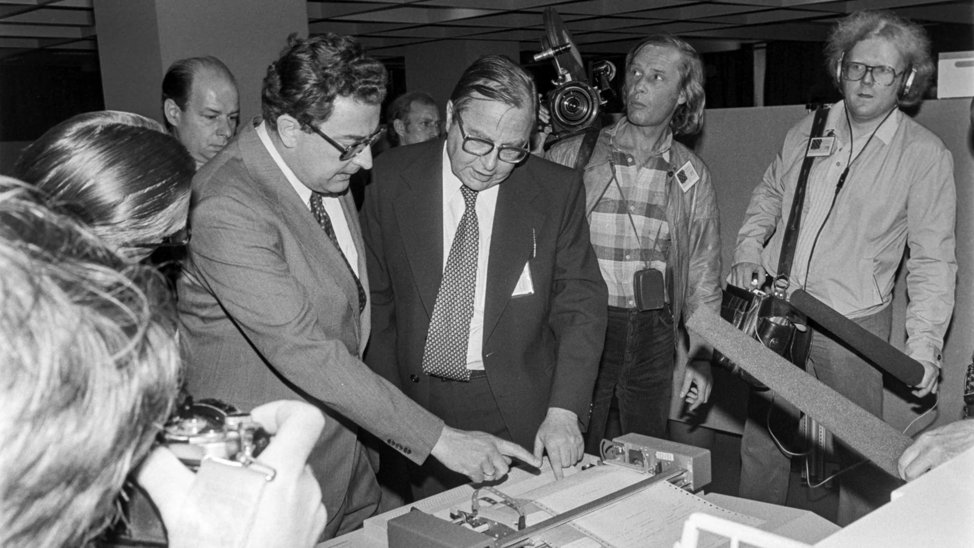 Gerhart Baum lässt sich den Fahndungscomputer erklären