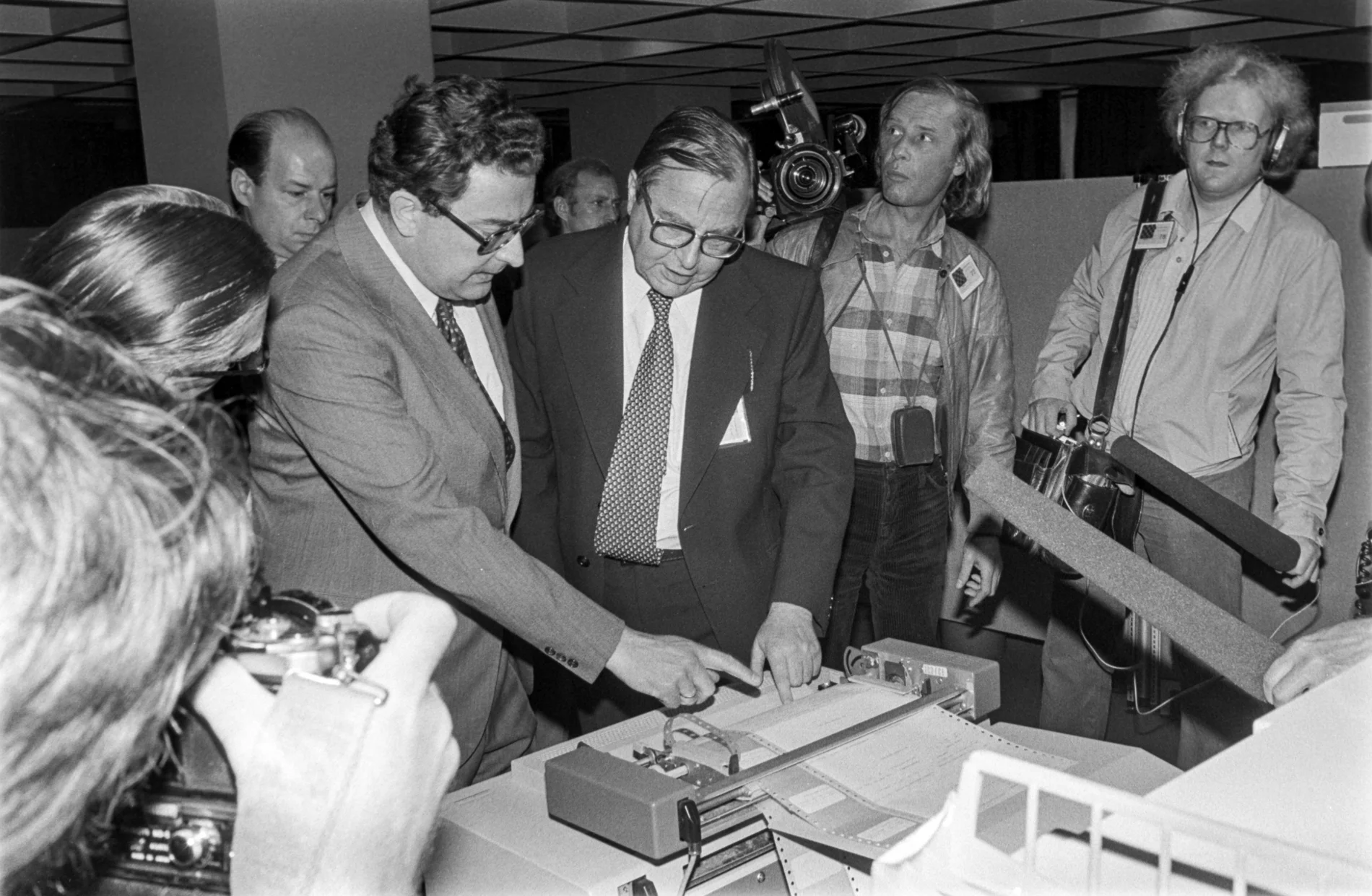 Gerhart Baum lässt sich den Fahndungscomputer erklären