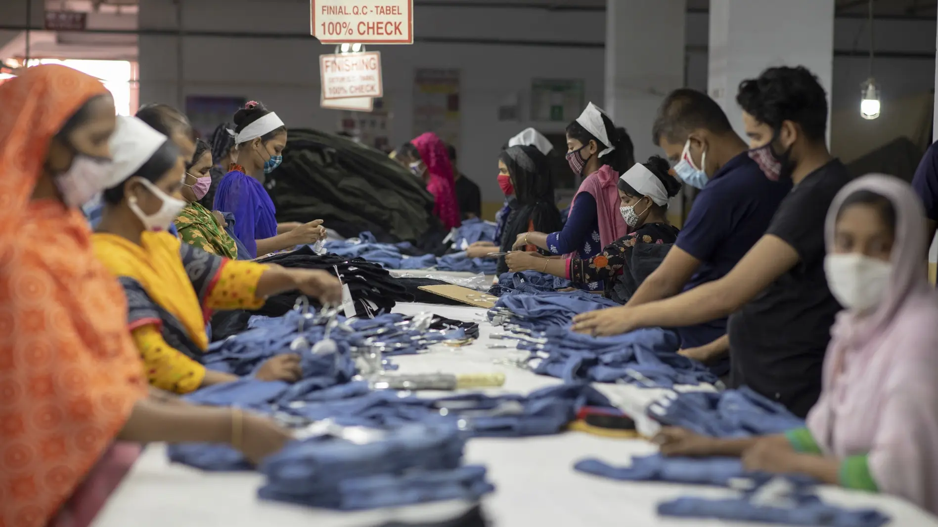 Schlechte Umweltbilanz von Fast Fashion Arbeiter in einer Textilfabrik in Bangladesh.