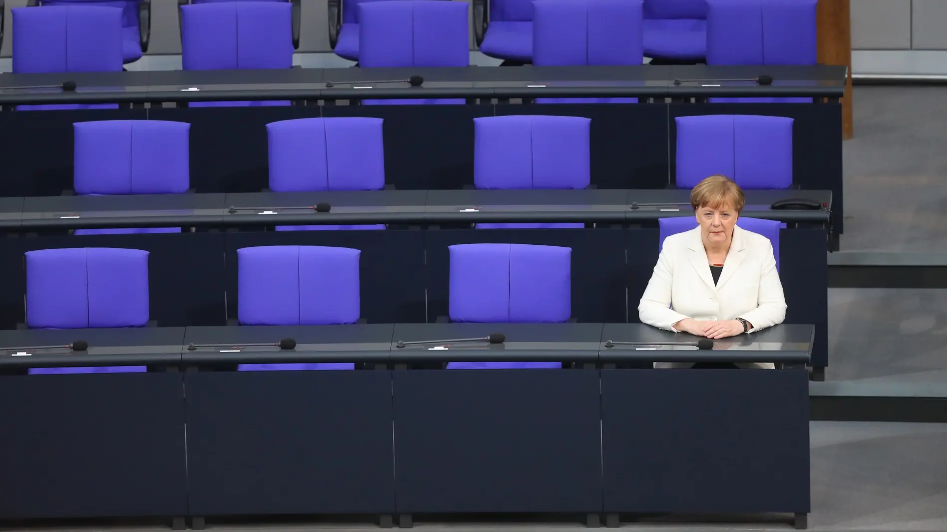 Bundeskanzlerin Angela Merkel nach ihrer Vereidigung Bundeskanzlerin Angela Merkel (CDU) sitzt nach der Wahl zur Bundeskanzlerin allein auf der Regierungsbank.