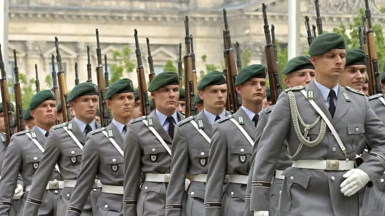 Soldaten einer Ehrenformation der Bundeswehr vor dem Berliner Reichstag
