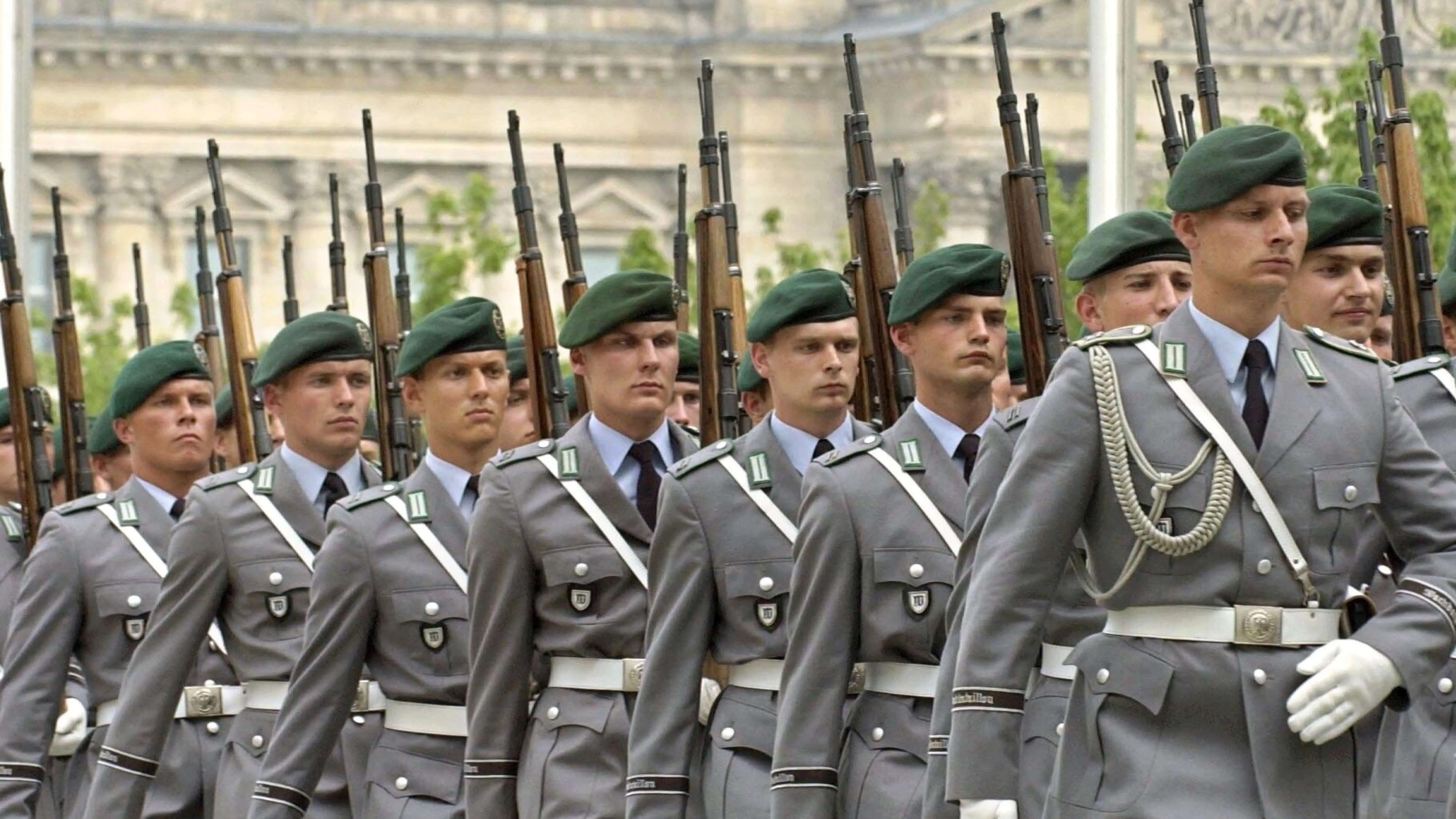 Soldaten einer Ehrenformation der Bundeswehr Soldaten einer Ehrenformation der Bundeswehr vor dem Berliner Reichstag