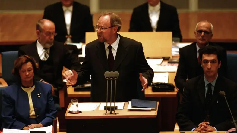 Wolfgang Thierse 1998 im alten Plenarsaal in Bonn