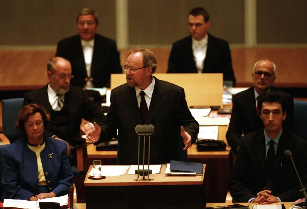 Wolfgang Thierse 1998 im alten Plenarsaal in Bonn