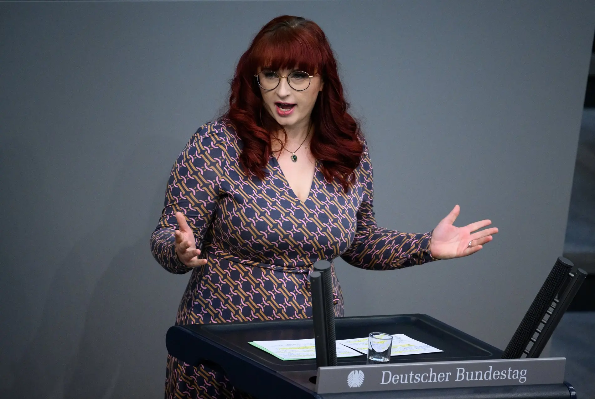 Agnieszka Brugger am Rednerpult mit ausschweifender Handgeste