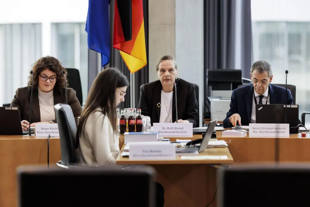 Bundeswahlausschuss Sitzungseröffnung durch die Bundeswahlleiterin Ruth Brand im Deutschen Bundestag