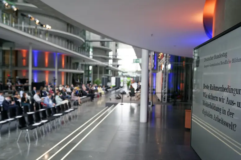 Blick in die Halle des Paul-Löbe-Hauses mit Publikum