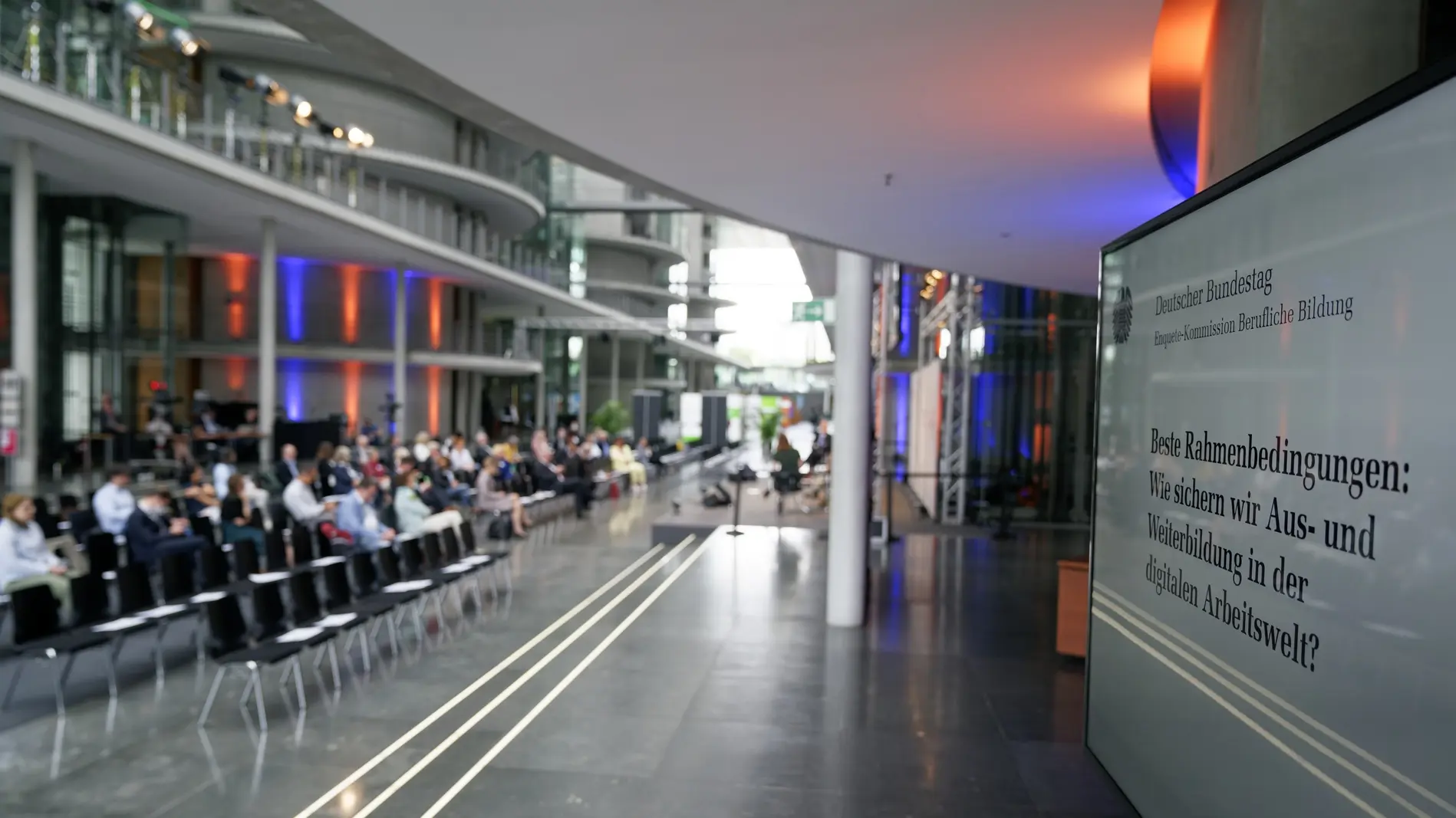 Enquete-Kommission zur Zukunft der beruflichen Bildung Blick in die Halle des Paul-Löbe-Hauses mit Publikum