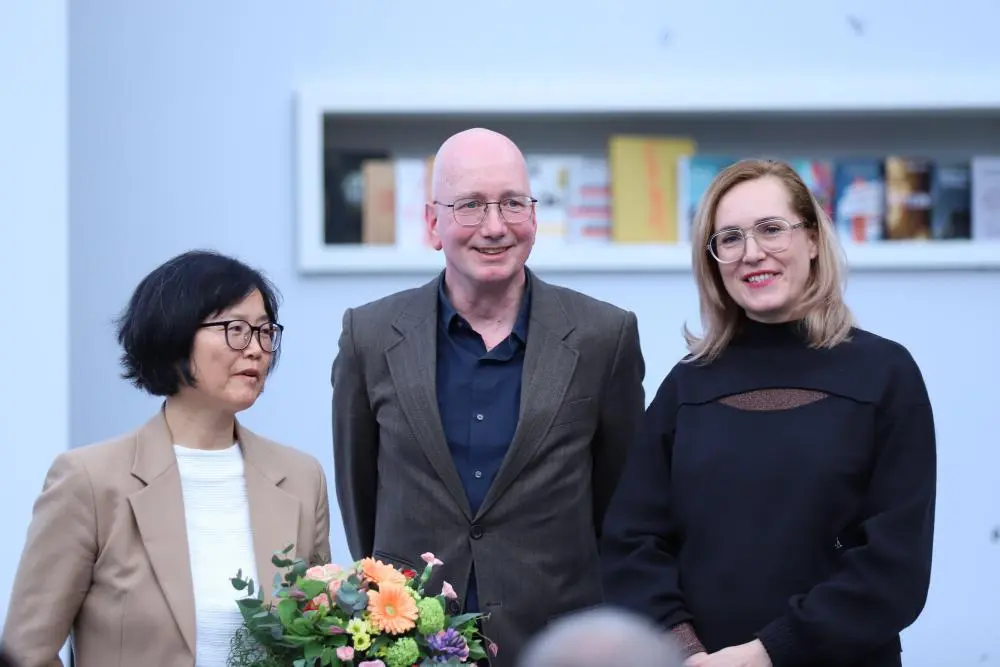 Ki-Hyang Lee, Tom Holert, Barbi Markoviv mit Blumen