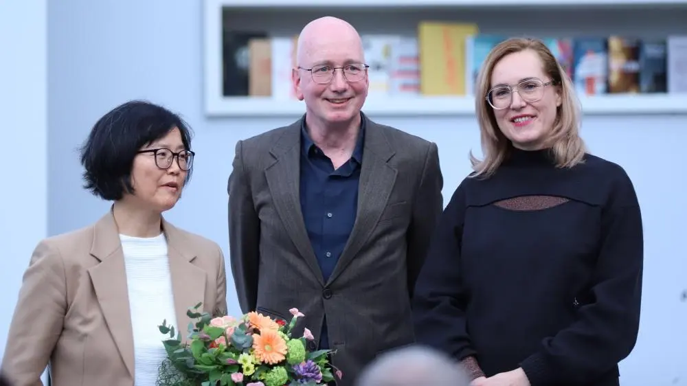 Ki-Hyang Lee, Tom Holert, Barbi Markoviv mit Blumen