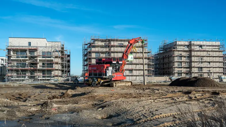 Neubauten auf einer Baustelle. 