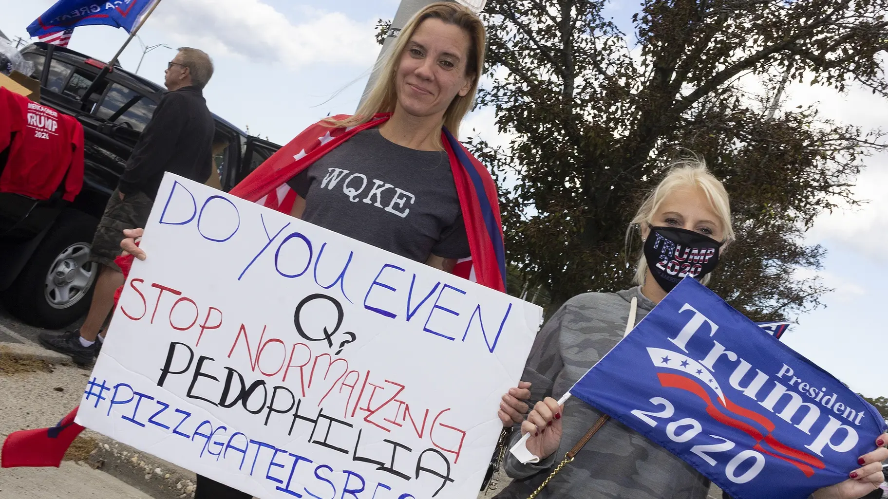 Fake News: Pizzagate während des US-Wahlkampfs Demonstrantin hält Plakat "Pizzagate is real"