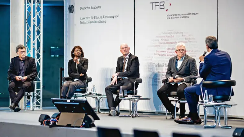 Fünf Personen während einer Podiumsdiskussion