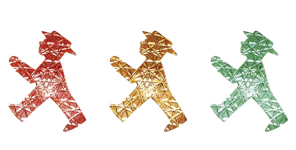 Ampelmännchen Ampelmännchen nebeneinander in rot, gelb und grün.