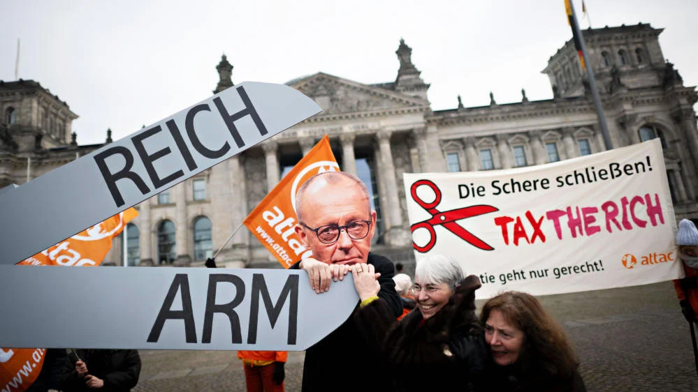 Proteste mit "Eat the rich"-Plakaten vor dem Reichstagsgebäude