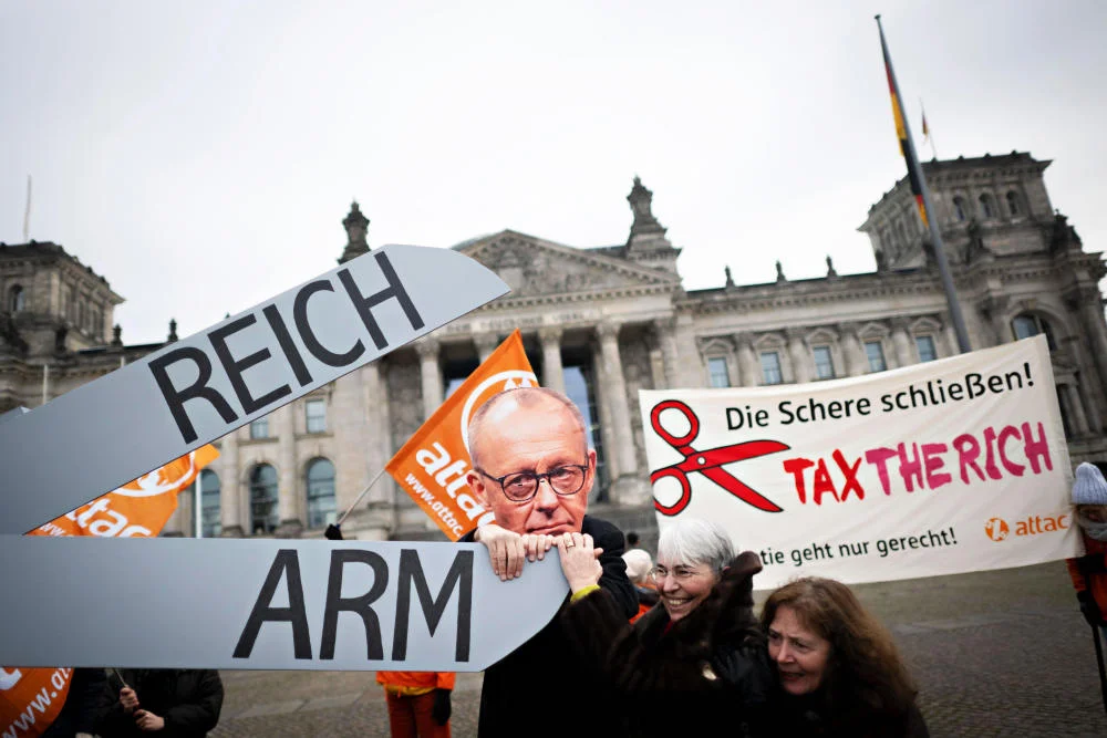 Proteste mit "Eat the rich"-Plakaten vor dem Reichstagsgebäude