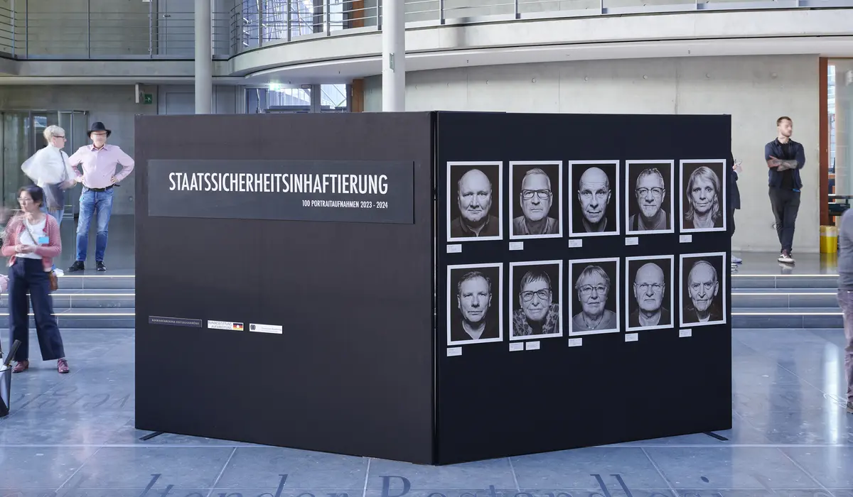 Blick in die Ausstellung "Staatssicherheitsinhaftierung" von André Wagenzik bei der Eröffnung im Paul-Löbe-Haus.