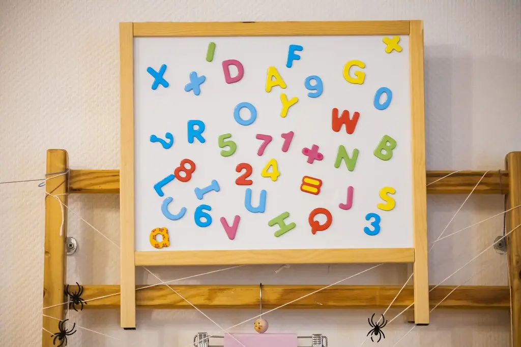Eine Tafel mit Zahlen und Buchstaben in einer Kita.