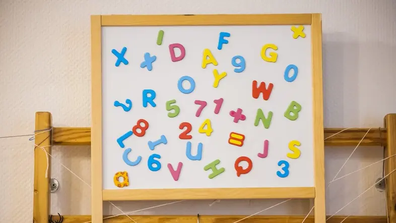 Eine Tafel mit Zahlen und Buchstaben in einer Kita
