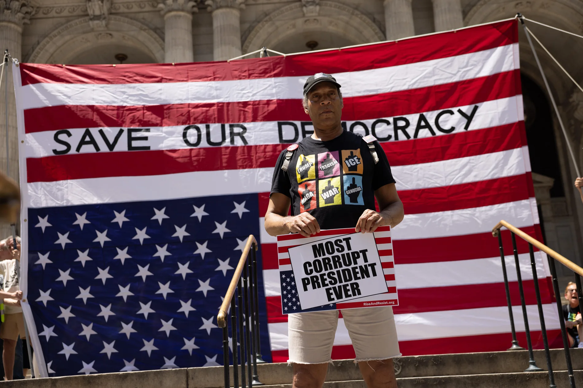 Proteste mit umgedrehter US-Flagge und der Aufschrift "Save our democracy"