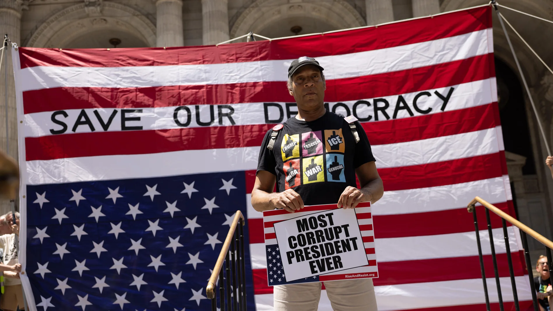 Proteste mit umgedrehter US-Flagge und der Aufschrift "Save our democracy"