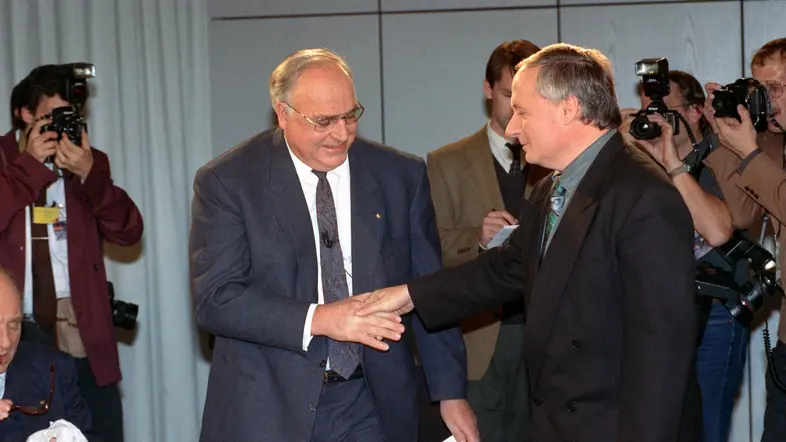 SPD-Kanzlerkandidat Oskar Lafontaine (r.) gratuliert nach der verlorenen Wahl dem Gewinner Helmut Kohl