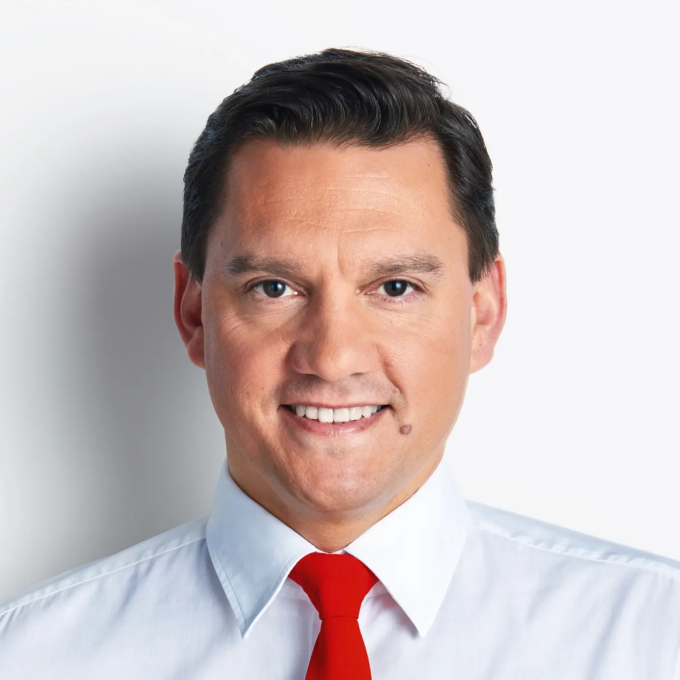 Johannes Fechner (SPD) Porträt von Johannes Fechner mit roter Krawatte