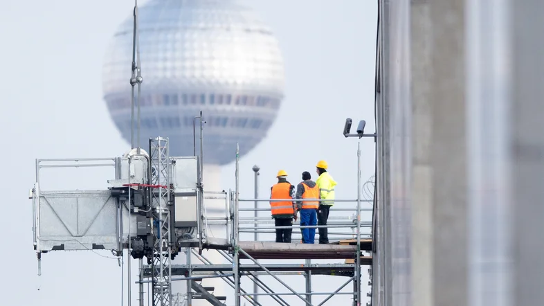 Bauarbeiter auf der Baustelle am Marie-Elisabeth-Lüders-Haus