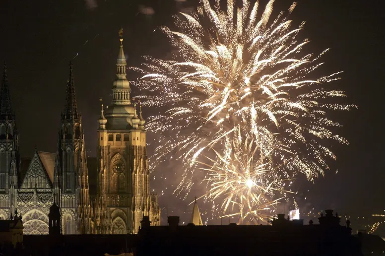 Feuerwerk explodiert am 1.5.2004 neben der St. Vitus-Kathedrale am Prager Schloß