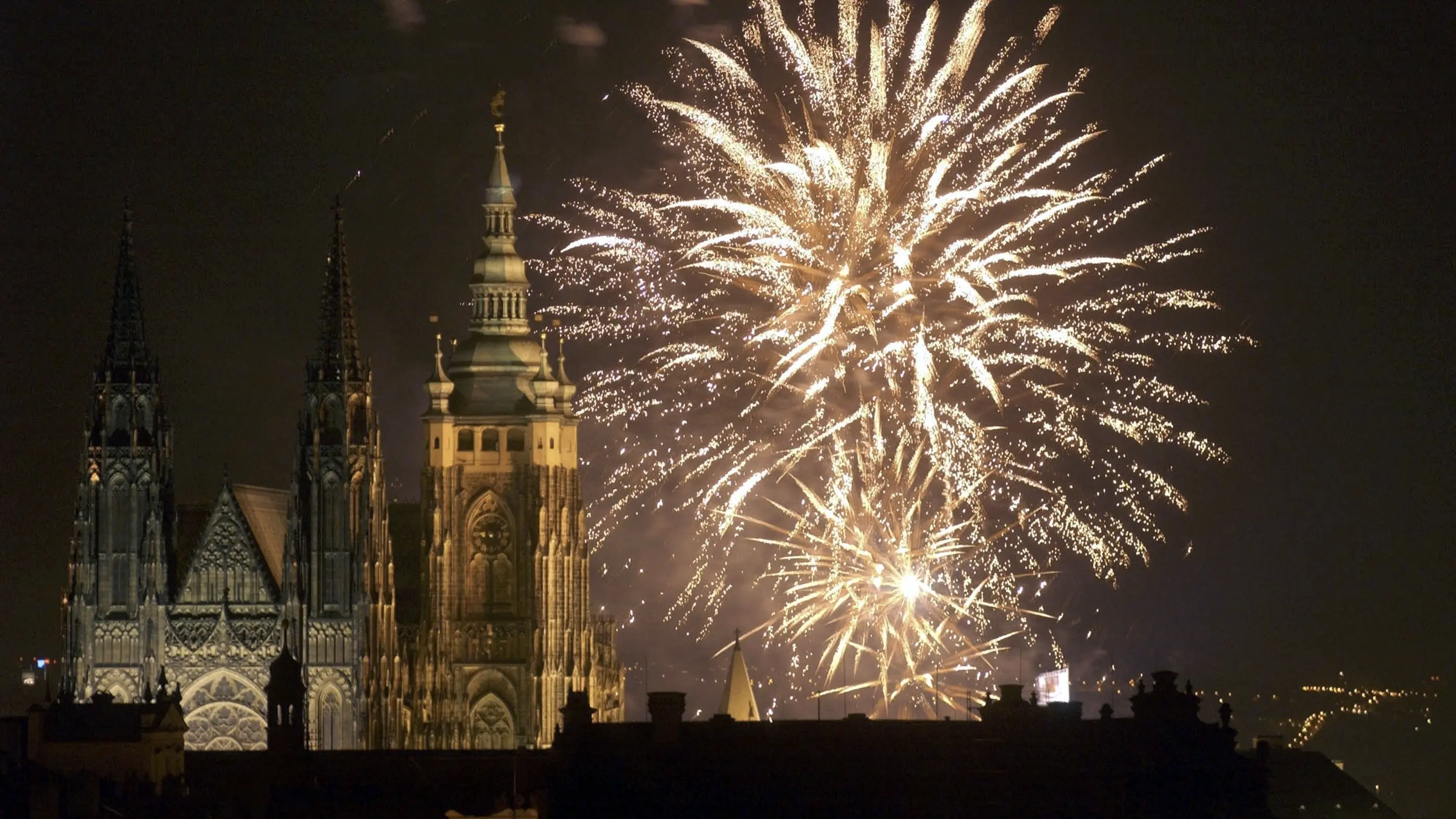 Feuerwerk explodiert am 1.5.2004 neben der St. Vitus-Kathedrale am Prager Schloß