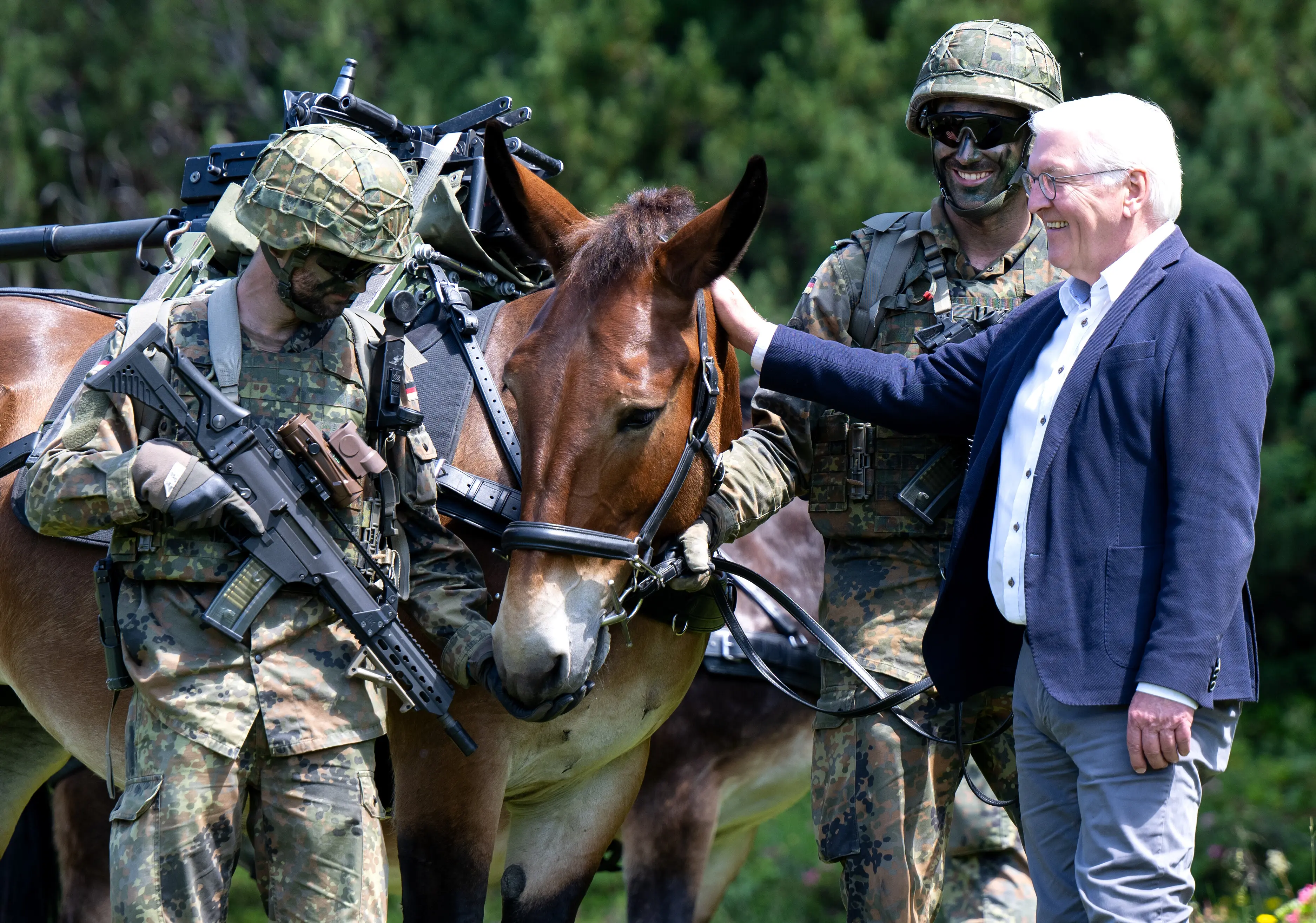 Bundespräsident Frank-Walter Steinmeier steht bei einem Besuch der Gebirgsjägerbrigade 23 neben Soldaten und einem Muli auf dem Übungsplatz Reiteralpe.