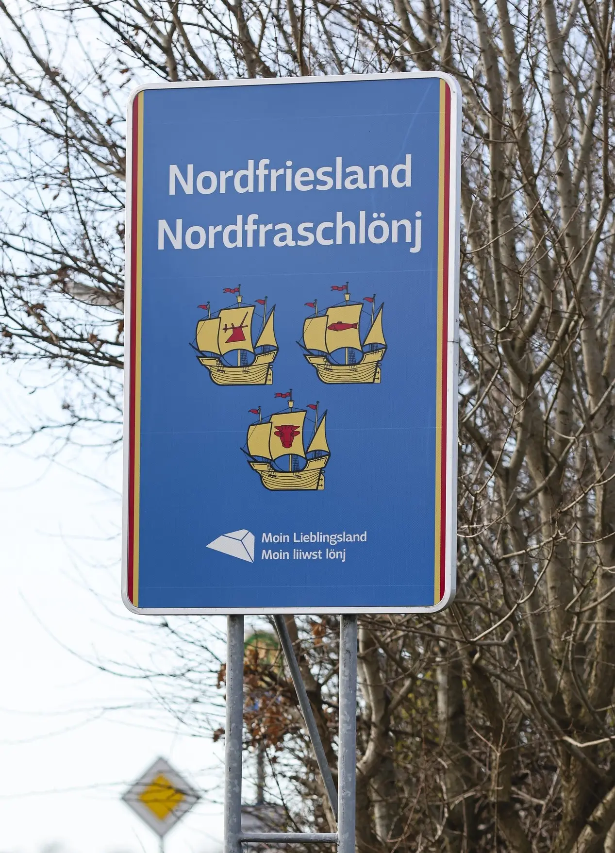 Schild "Nordfriesland" und der friesischen Variante "Nordfradschlönj"
