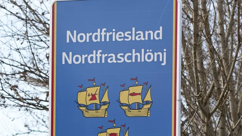 Schild "Nordfriesland" und der friesischen Variante "Nordfradschlönj"