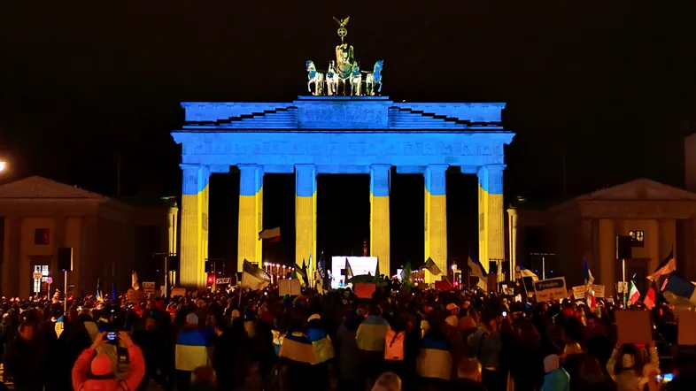 Das Brandenburger Tor wird in den Farben der ukrainischen Flagge bestrahlt.