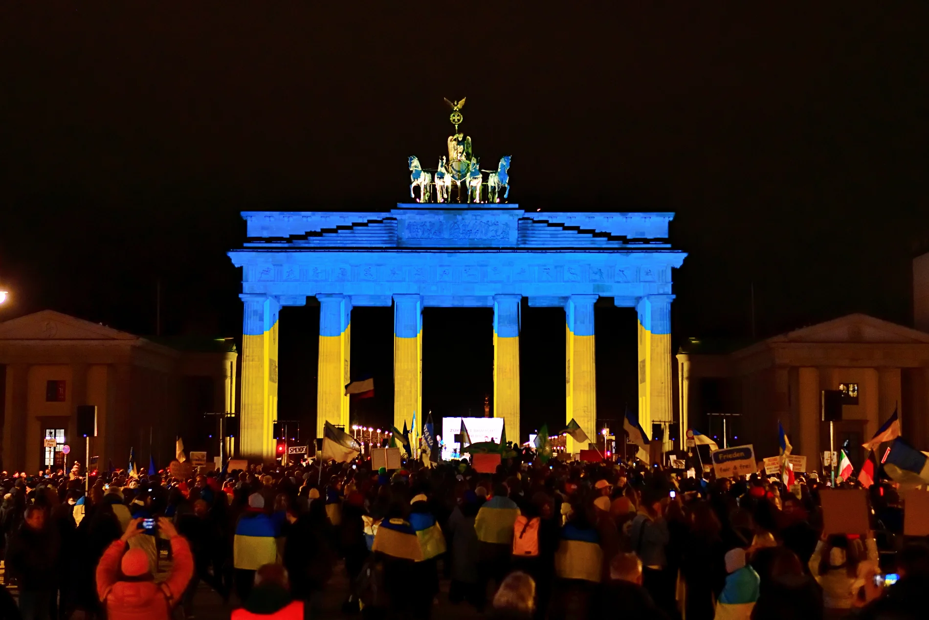 Solidaritätsbekundung am Brandenburger Tor in Berlin zum vierten Jahrestag des russischen Angriffs auf die Ukraine am 24. Februar 2026.