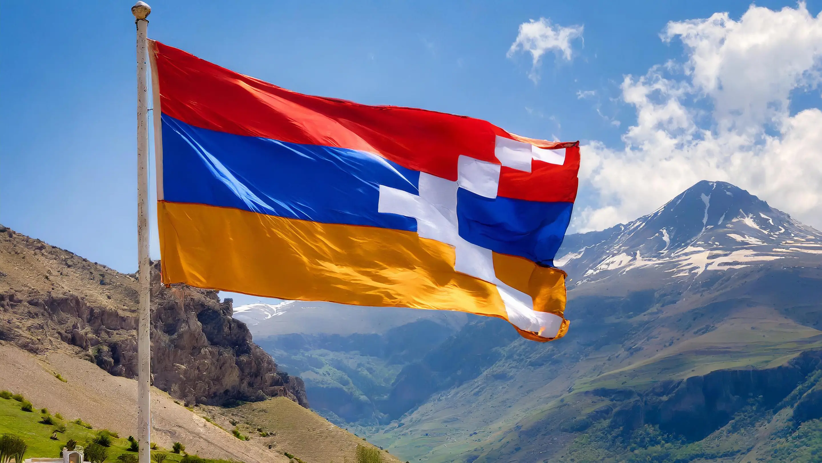 Die Fahne von Berg-Karabach Die Fahne von Berg-Karabach vor einem Bergpanorama