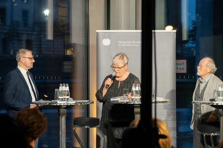 Evelyn Zupke und Thomas Pflug bei der Eröffnung der Ausstellung im Mauer-Mahnmal