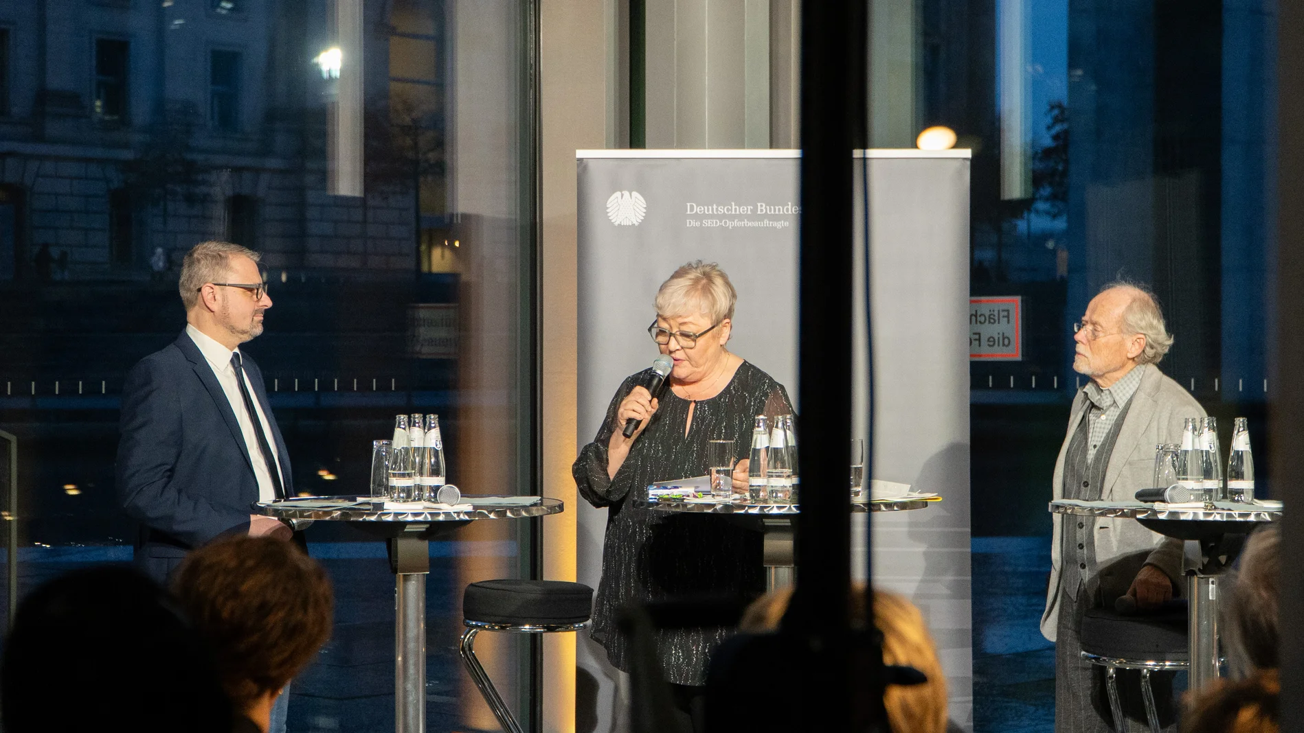 Evelyn Zupke und Thomas Pflug bei der Eröffnung der Ausstellung im Mauer-Mahnmal