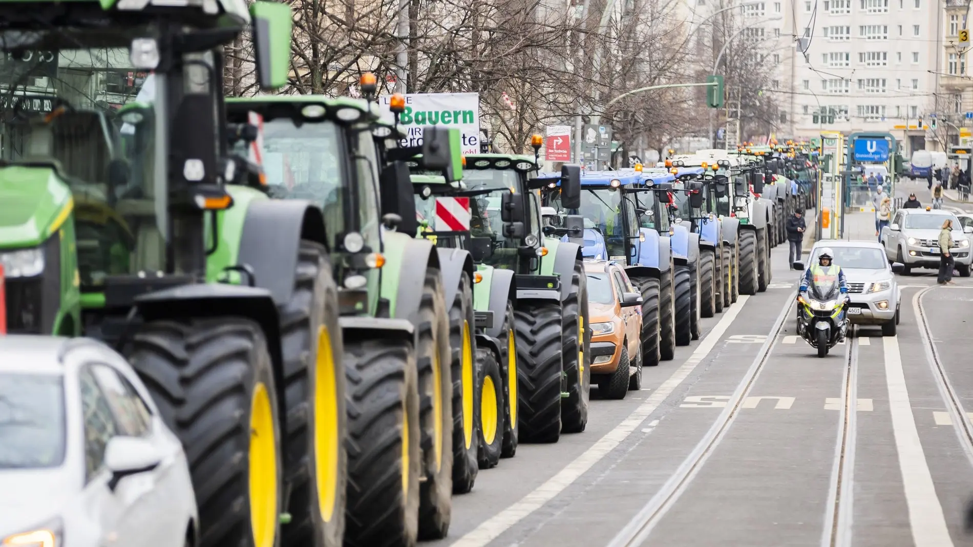 Traktoren fahren bei einem Protest mit Traktorkorso des Landesbauernverbands Brandenburg