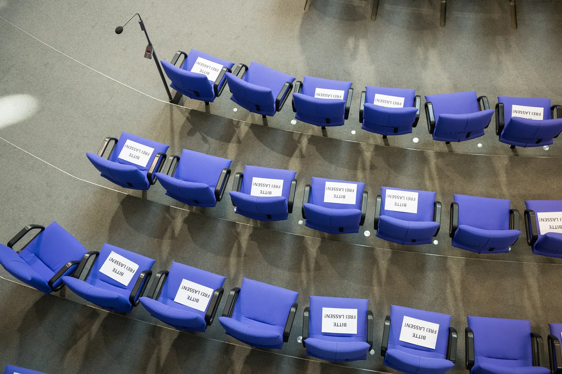 Abstandsregelungen im Plenum Schilder mit der Aufschrift "Bitte Freilassen" liegen auf Stühlen im Plenarsaal