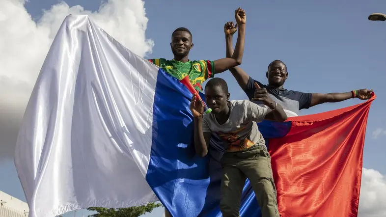 Drei junge Malier protestieren mit russischer Fahne gegen den Minusma-Einsatz.