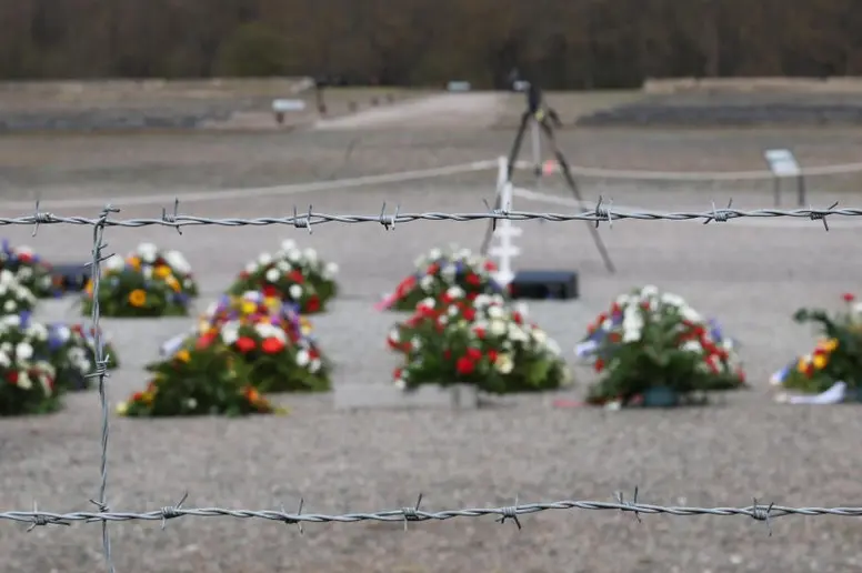 Blumenkränze auf dem Appellplatz des ehemaligen Konzentrationslagers Buchenwald