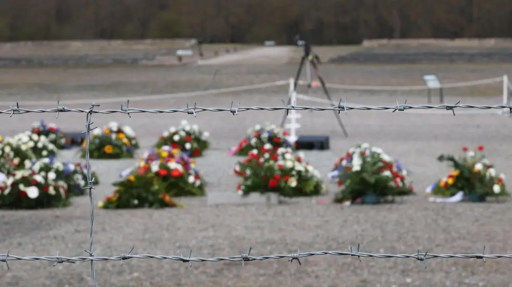 Gedenken in Buchenwald Blumenkränze auf dem Appellplatz des ehemaligen Konzentrationslagers Buchenwald